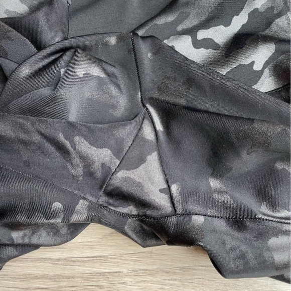 Spanx Faux Leather Camo Leggings In Black With Sheen Contour Stretch Size Medium - Picture 9 of 15